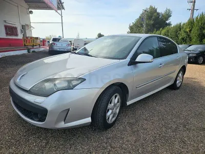 Usado Renault Laguna III Dynamique 110 CV (80 kW) 2010 Gris / plata Berlina