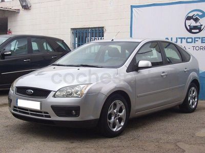Usado Ford Focus Trend 115 CV (84 kW) 2007 Gris / plata Berlina