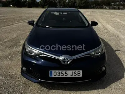 Käytetty Toyota Auris Hybrid Active 136 HP (100 kW) 2016 Sininen Sedan