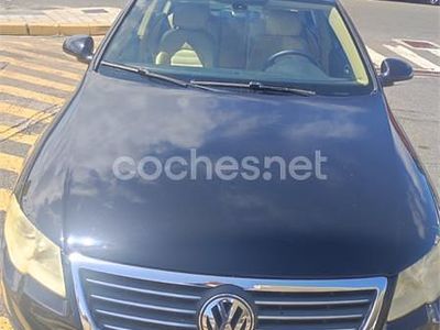 Usado VW Passat Highline 140 CV (102 kW) 2005 Negro Berlina