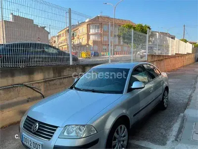 Usado VW Passat Trendline 130 CV (95 kW) 2004 Gris / plata Berlina