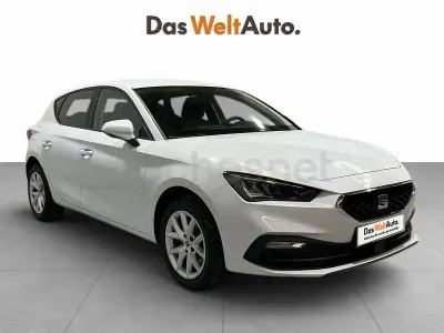 Usado Seat Leon Style 130 CV (95 kW) 2023 Blanco Berlina
