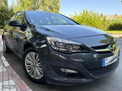 Usado Opel Astra Sport 110 CV (80 kW) 2015 Marrón Berlina