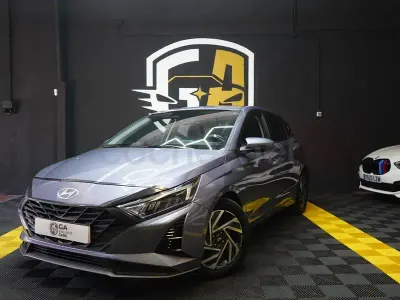 Usado Hyundai i20 79 CV (58 kW) 2025 Gris / plata Utilitario