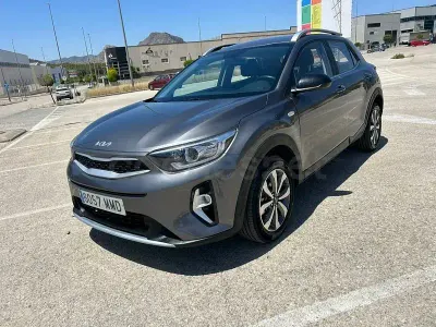 Usado Kia Stonic 84 CV (61 kW) 2023 Gris / plata SUV
