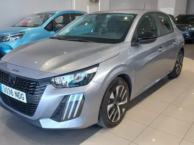 Usado Peugeot 208 Style 100 CV (73 kW) 2025 Gris Utilitario
