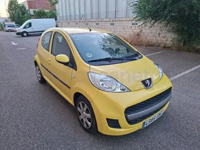 Usado Peugeot 107 54 CV (39 kW) 2009 Amarillo Utilitario