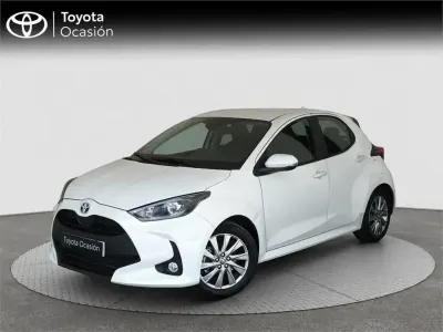 Usado Toyota Yaris Hybrid Active 116 CV (85 kW) 2022 Blanco Monovolumen