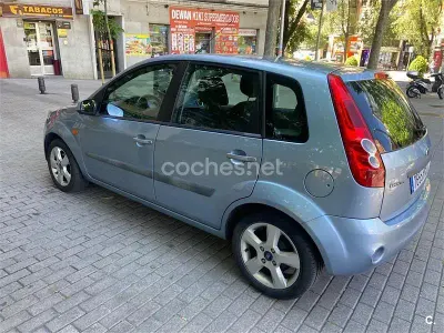Usado Ford Fiesta Trend 80 CV (58 kW) 2006 Gris / plata Utilitario