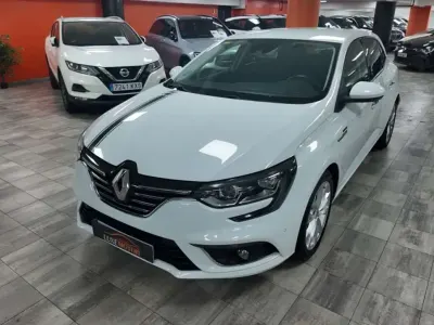 Usado Renault Mégane Zen 132 CV (97 kW) 2018 Blanco Utilitario