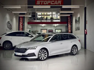 Usado Skoda Octavia Sport 150 CV (110 kW) 2022 Gris / plata Familiar