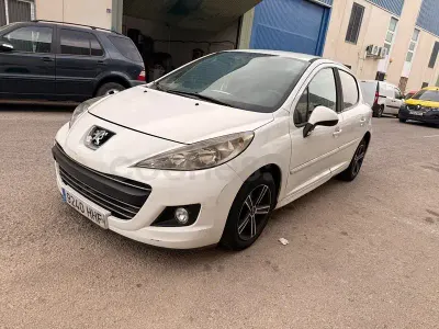 Usado Peugeot 207 Active 70 CV (51 kW) 2012 Blanco Berlina
