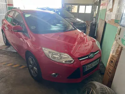 Usado Ford Focus Trend 115 CV (84 kW) 2014 Rojo Berlina