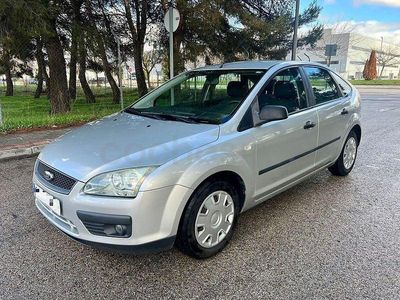 Usado Ford Focus Trend 100 CV (73 kW) 2005 Gris / plata Berlina