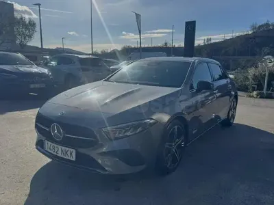 Usado Mercedes A180 136 CV (100 kW) 2026 Gris / plata Berlina