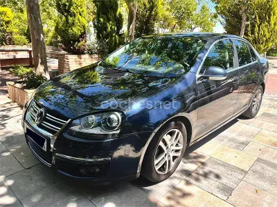 Usado VW Jetta Highline 122 CV (89 kW) 2009 Azul Berlina