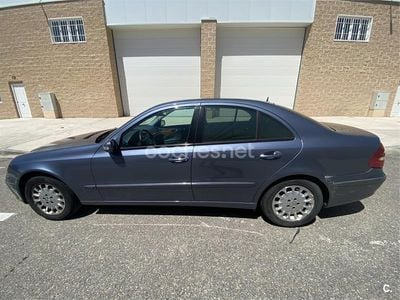 Usado Mercedes E270 Elegance 170 CV (125 kW) 2003 Azul Berlina