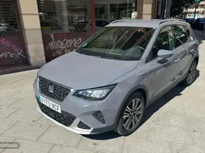 Usado Seat Arona Xperience 115 CV (84 kW) 2025 Gris / plata SUV