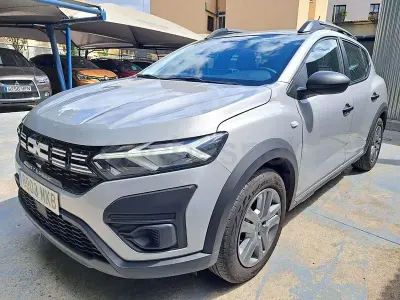 Usado Dacia Sandero Expression 101 CV (74 kW) 2023 Gris / plata Berlina