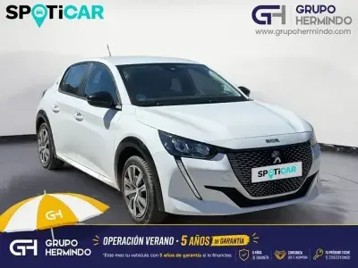 Usado Peugeot e-208 Active 100 kW (136 CV) 2023 Blanco Utilitario