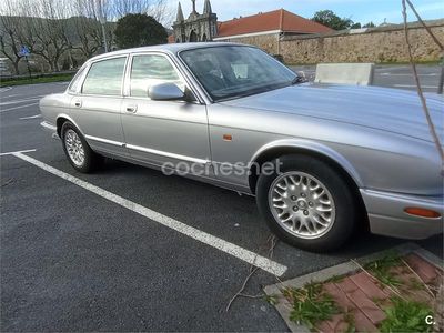 Usado Jaguar XJ8 Executive 240 CV (176 kW) 2002 Gris / plata Berlina