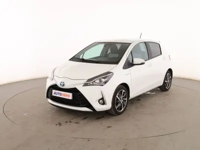 Usado Toyota Yaris Hybrid Active 101 CV (74 kW) 2019 Blanco Berlina