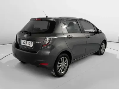Usado Toyota Yaris City 90 CV (66 kW) 2014 Gris Utilitario