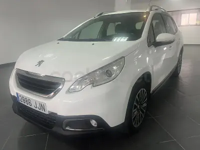 Usado Peugeot 2008 Allure 100 CV (73 kW) 2015 Marrón SUV