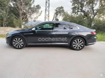 Usado VW Arteon Elegance 150 CV (110 kW) 2019 Gris / plata Utilitario