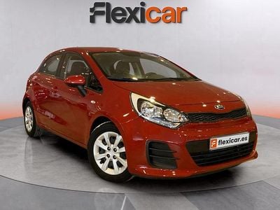 Usado Kia Rio 84 CV (61 kW) 2016 Rojo Berlina