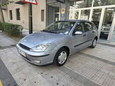 Usado Ford Focus Trend 101 CV (74 kW) 2004 Plateado Utilitario