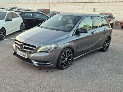 Usado Mercedes B180 109 CV (80 kW) 2013 Gris / plata Utilitario