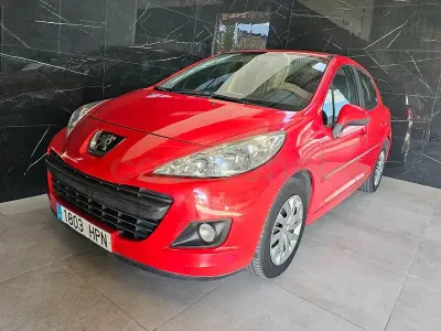 Begagnad Peugeot 207 68 HK (50 kW) 2013 Röd Sedan
