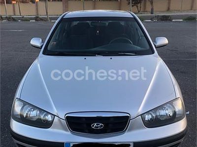 Usado Hyundai Elantra GLS 107 CV (78 kW) 2002 Gris / plata Berlina