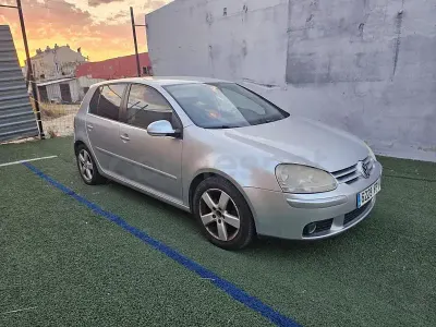 Usado VW Golf IV Trendline 105 CV (77 kW) 2005 Gris / plata Berlina