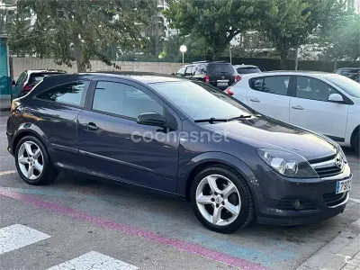 Usado Opel Astra GTC Sport 105 CV (77 kW) 2006 Azul Berlina