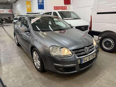 Usado VW Jetta Advance 105 CV (77 kW) 2006 Plateado Utilitario