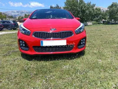 Usado Kia Ceed GT GT-Line 136 HP (100 kW) 2017 Vermelho Sedan
