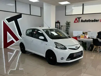 Usado Toyota Aygo City 68 CV (50 kW) 2014 Blanco Utilitario