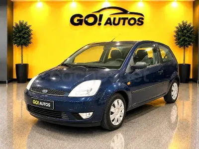 Usado Ford Fiesta Trend 80 CV (58 kW) 2004 Azul Utilitario