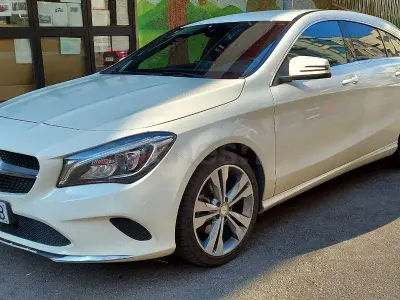 Usado Mercedes CLA220 Shooting Brake Urban 177 CV (130 kW) 2016 Blanco Familiar