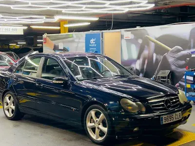 Usado Mercedes C180 Elegance 143 CV (105 kW) 2003 Azul Berlina