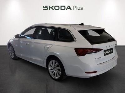 Usado Skoda Octavia Ambition 204 CV (150 kW) 2022 Blanco Familiar