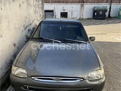 Usado Ford Escort Ghia 105 CV (77 kW) 1995 Gris / plata Berlina