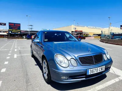 Usado Mercedes E500 Avantgarde 306 CV (225 kW) 2004 Azul Berlina