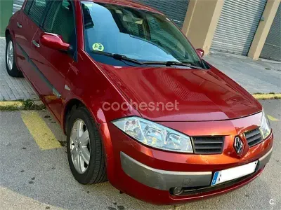 Usado Renault Mégane Dynamique 115 CV (84 kW) 2004 Rojo Berlina