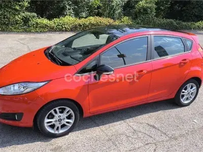 Usado Ford Fiesta Trend 100 CV (73 kW) 2016 Rojo Utilitario