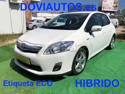 Käytetty Toyota Auris Hybrid Active 135 HP (99 kW) 2011 Valkoinen Sedan
