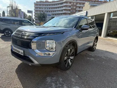 Usado Mitsubishi Outlander P-HEV 306 CV (225 kW) 2025 Gris / plata SUV