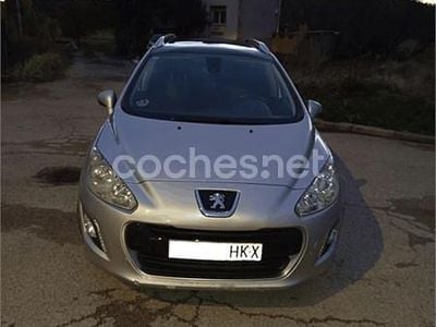 Usado Peugeot 308 SW Active 112 CV (82 kW) 2012 Gris / plata Familiar